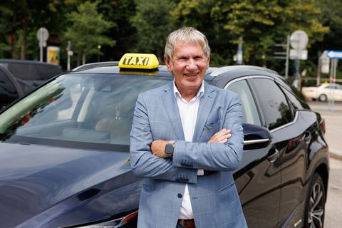 TAXIS MIT NEUEN ENDUNGEN IN WIEN UNTERWEGS