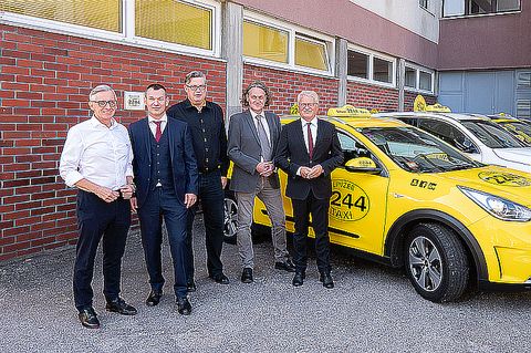 Foto zu Linzer Taxi wird 30, Credit hannelore-kirchner.jpg - Peter Lemmerer (Werbeagentur Werbeconnection), Mag. Christian Holzhauser (CC Taxicenter GmbH), Peter Wiesinger, Robert Neuhold (beide Linzer Taxi 2244) und Bürgermeister Mag. Klaus Luger (SPÖ)